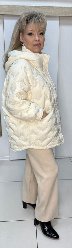 Белый красивый куртка-пуховик