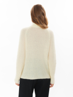 Женский джемпер молочный под горло