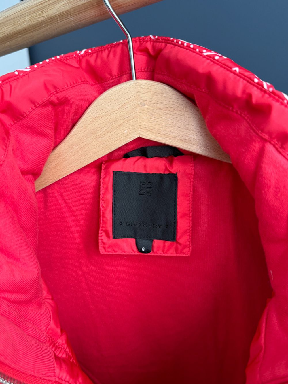 Пуховый жилет Givenchy и толстовка, 116