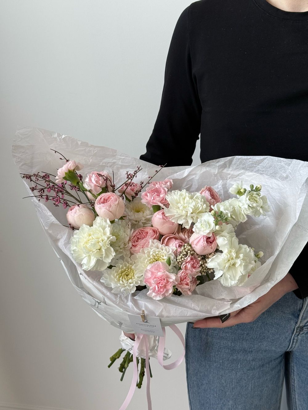 Букет сборный из генисты, кустовых пионовидных роз, кустовых диантусов и хризантемы