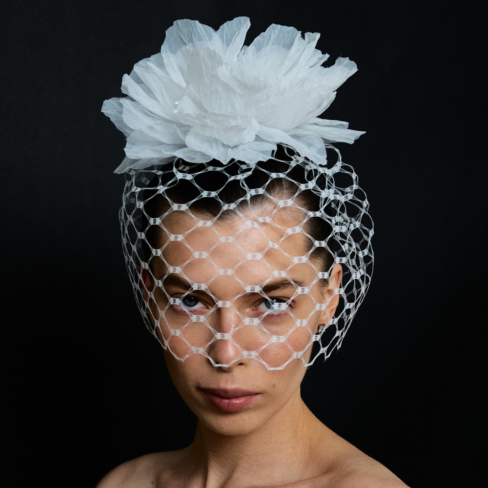 Вуаль из крупной сетки с шелковым цветком