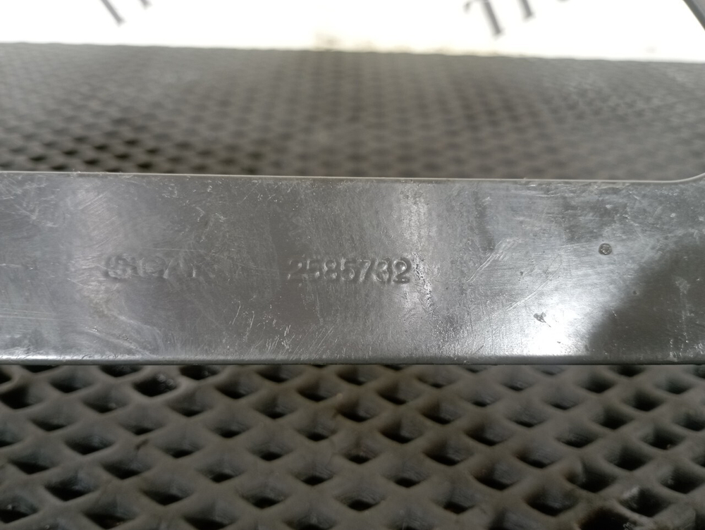 Кронштейн брызговика правый 2020г.