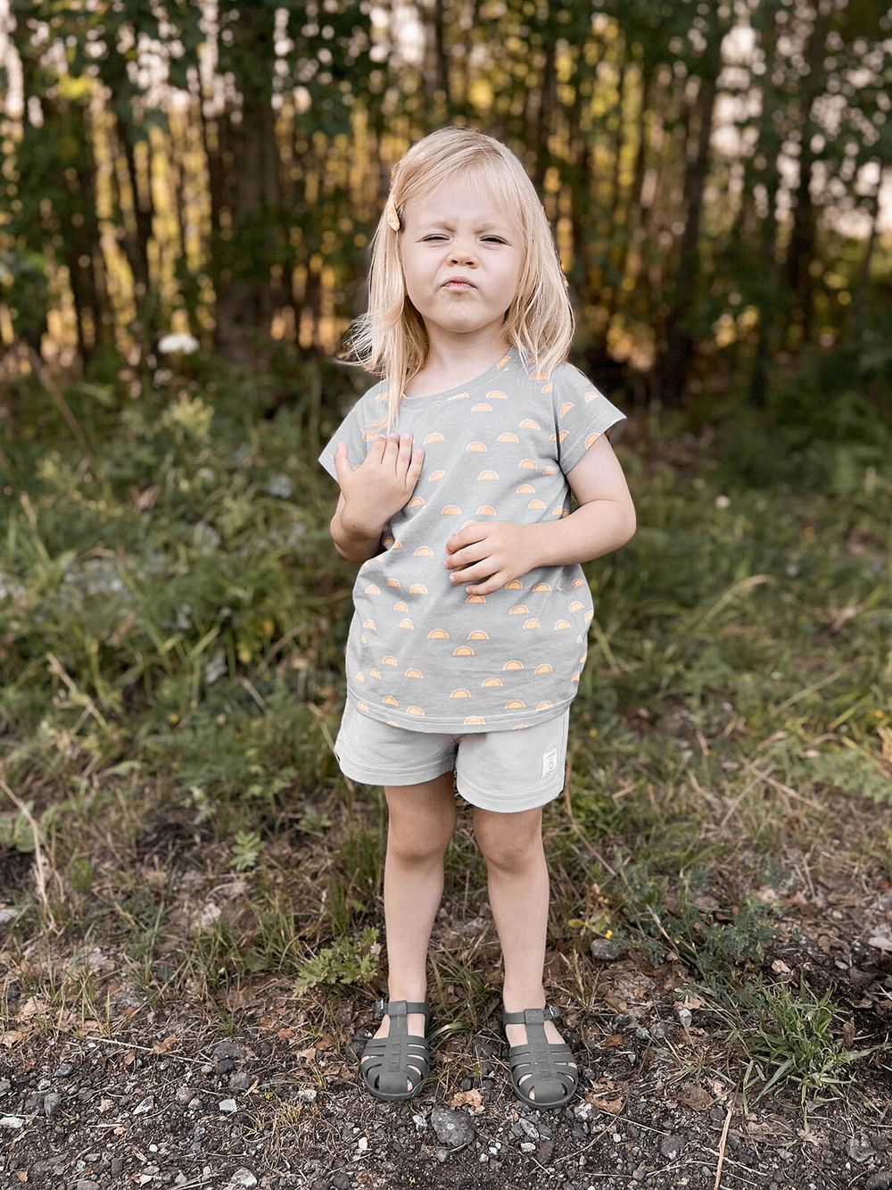 Футболка для девочек Mjölk Солнышки серые