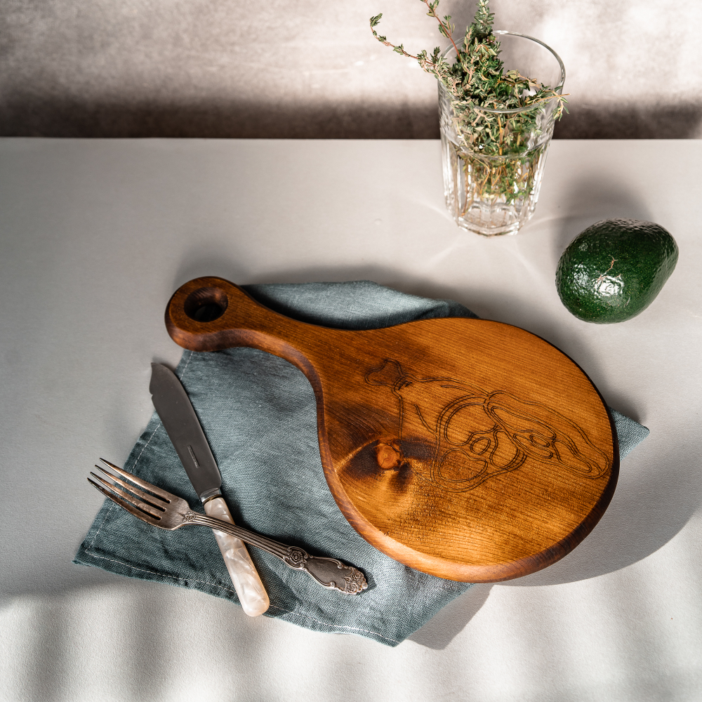 Деревянная разделочная доска из древесины сибирского кедра для мяса с гравировкой RD43