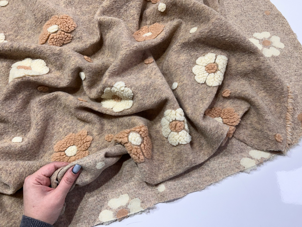 ЦВЕТОЧКИ НА БЕЖЕВОМ - Жаккард тепленький (1390 Евгения)