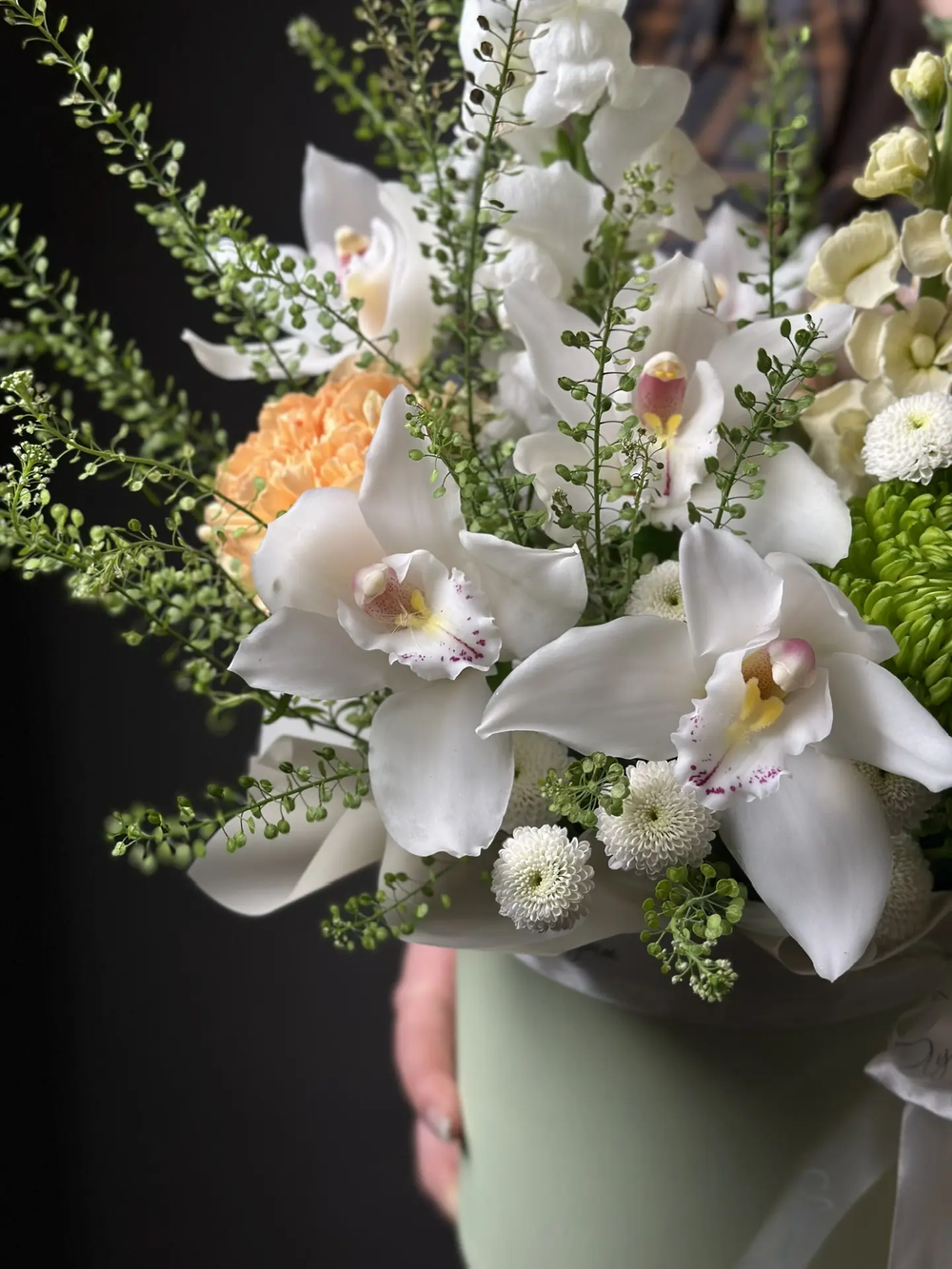 Цветы в коробке «Благородный сюрприз»