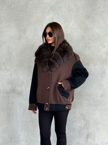 Шоколадная куртка с черными рукавами