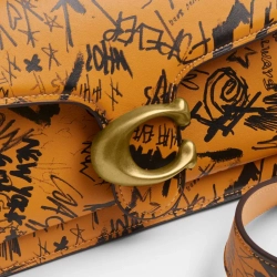 COACH СУМКА ЧЕРЕЗ ПЛЕЧО TABBY 26 С ПРИНТОМ ГРАФФИТИ, ОХРА