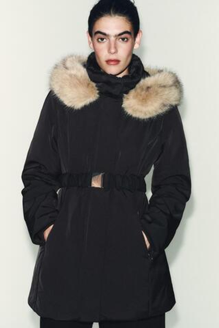 ZARA СТЕГАНАЯ КУРТКА С КАПЮШОНОМ С МЕХОВОЙ ОТДЕЛКОЙ, ЧЕРНЫЙ