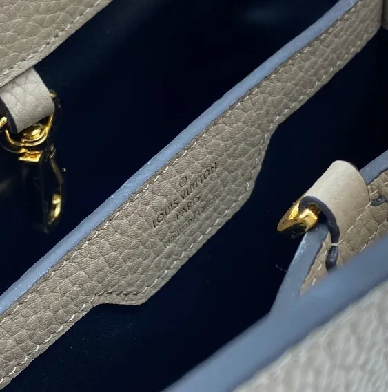 Сумка Louis Vuitton Capucines BB серо-бежевый