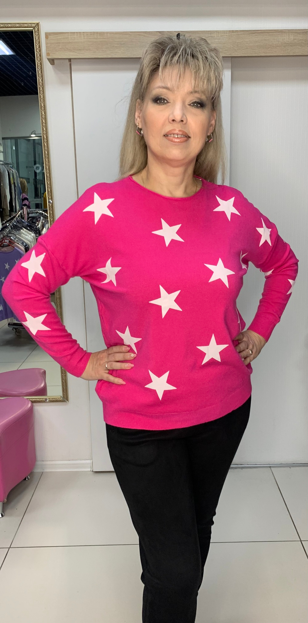 Тонкий джемпер с белыми звездами.