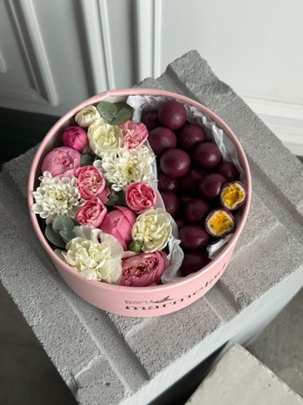 Цветочная композиция в коробке+ маракуйя в йогуртово-шоколадной глазури