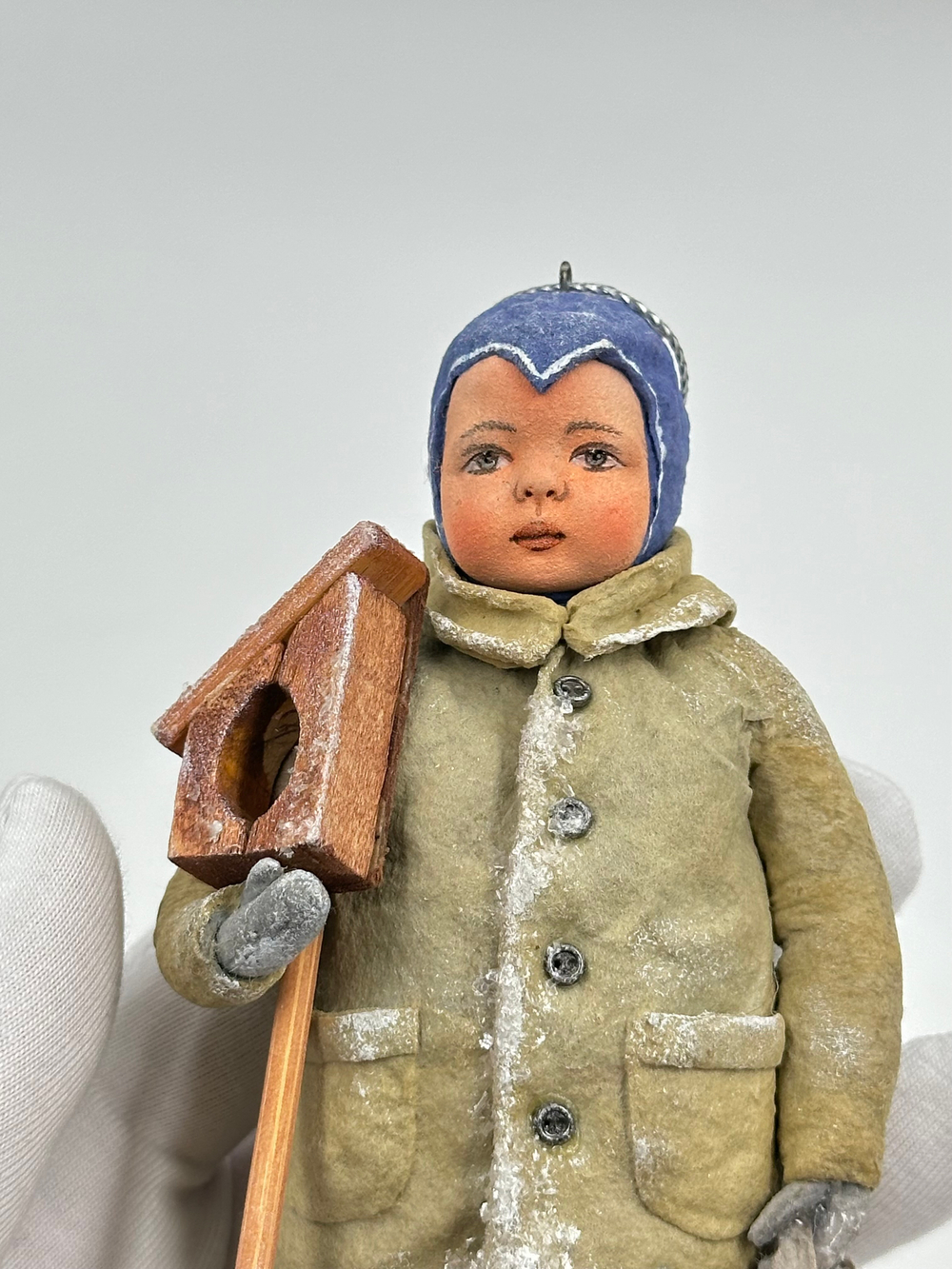 Ёлочное украшение в винтажном стиле «Мальчик со скворечником»