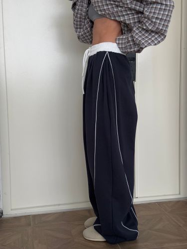 Темно-синие брюки с поясом и лампасами