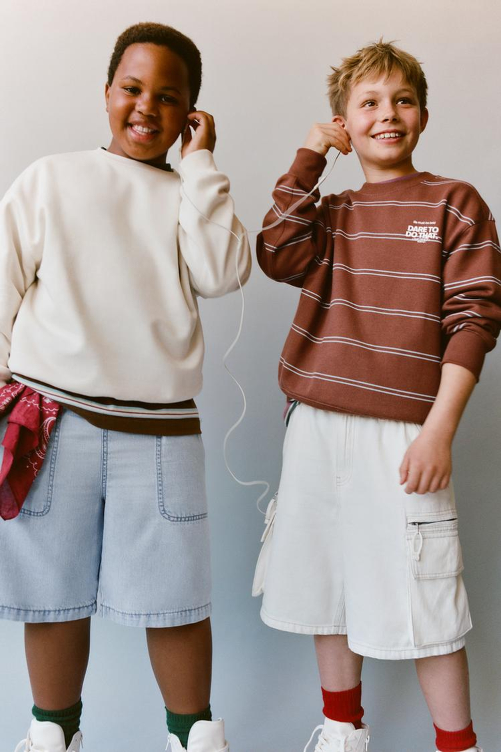 ZARA ТОЛСТОВКА В ПОЛОСКУ С НАДПИСЬЮ, ПОЛОСКИ