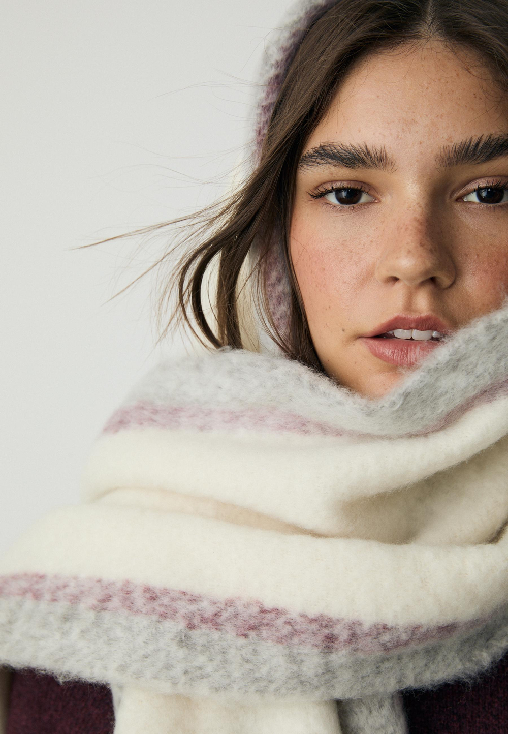 STRADIVARIUS Шарф с цветной каймой, экрю