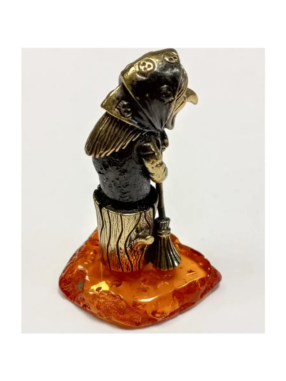 Бронзовая статуэтка на янтаре