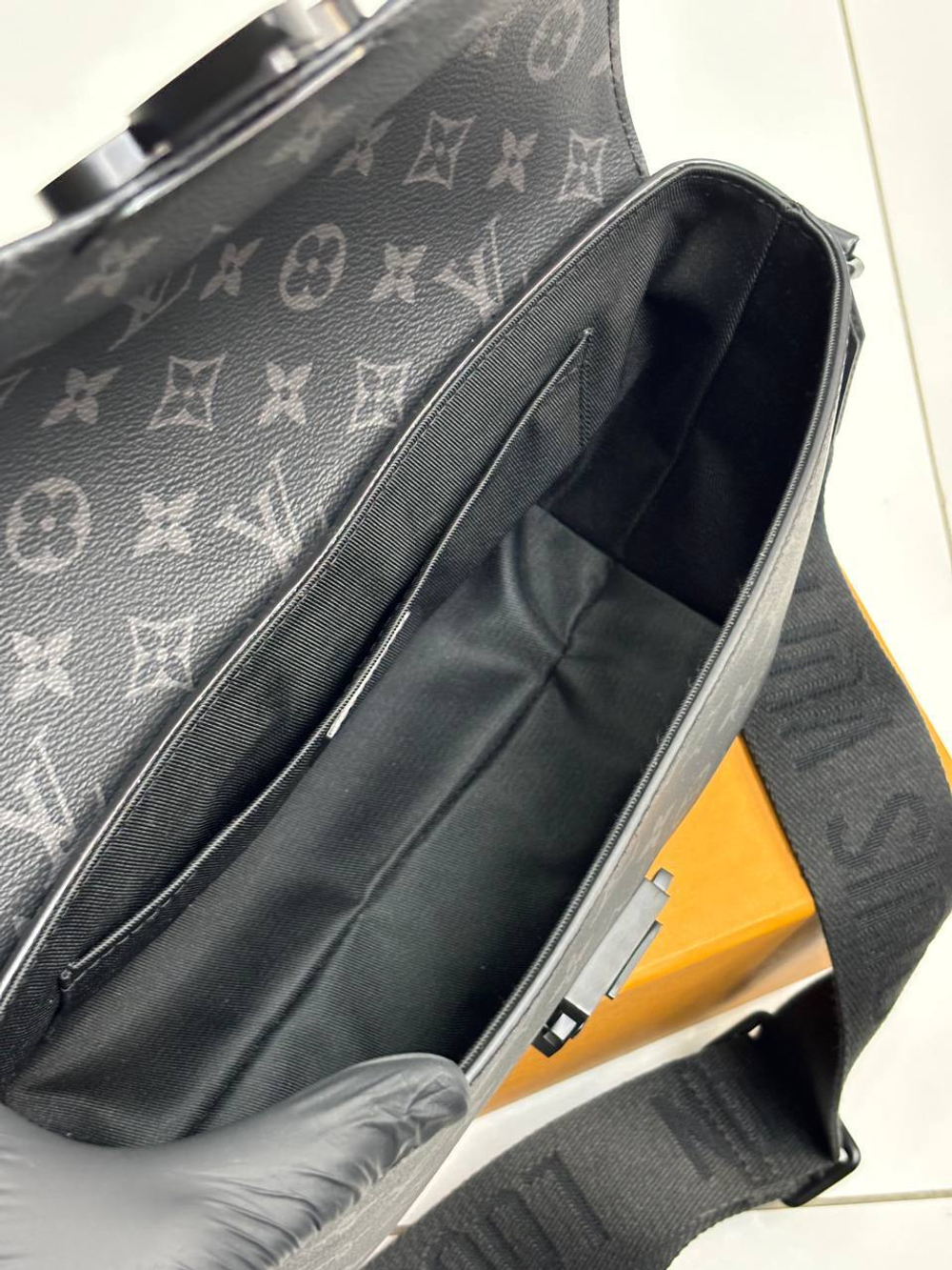 Сумка-мессенджер Louis Vuitton