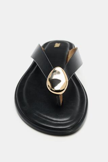 ZARA САНДАЛИИ С МЕТАЛЛИЧЕСКОЙ ДЕТАЛЬЮ, ЧЕРНЫЙ