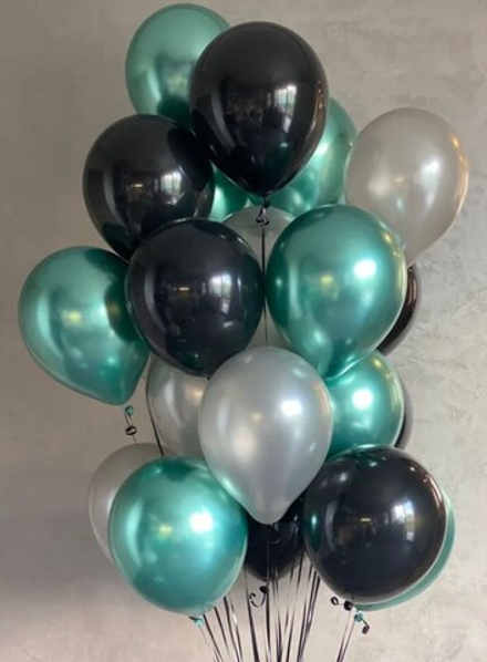 Набор шаров для него в черно - зеленой гамме.