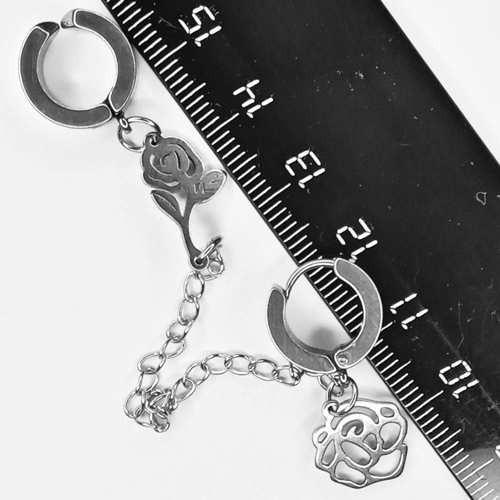 Серьга-кольцо + клипса обманка с цепочкой и подвесками "Розы" ( две сережки соединенный цепочкой). Медицинская сталь. Цена за набор.