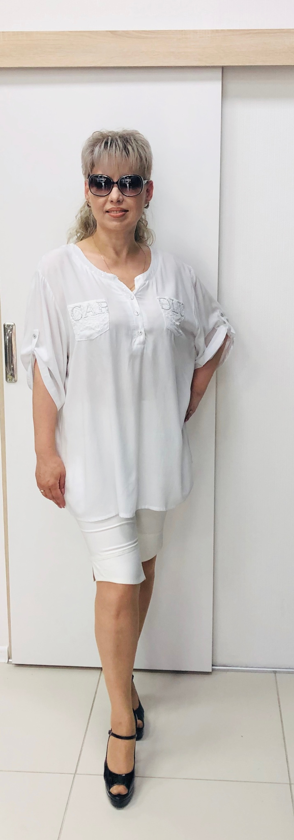 Белый блузон с пайетками и кармашками оригинального фасона