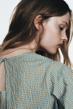 ZARA ТОП В КЛЕТКУ С ОБЪЕМНЫМИ РУКАВАМИ, КОРИЧНЕВО-СИНИЙ