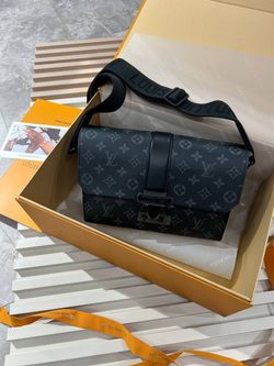 Сумка-мессенджер Louis Vuitton