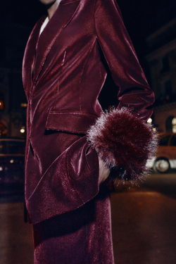 ZARA БЛЕЙЗЕР ИЗ БАРХАТА С МАНЖЕТАМИ ИЗ ИСКУССТВЕННОГО МЕХ, ГРАНАТОВЫЙА