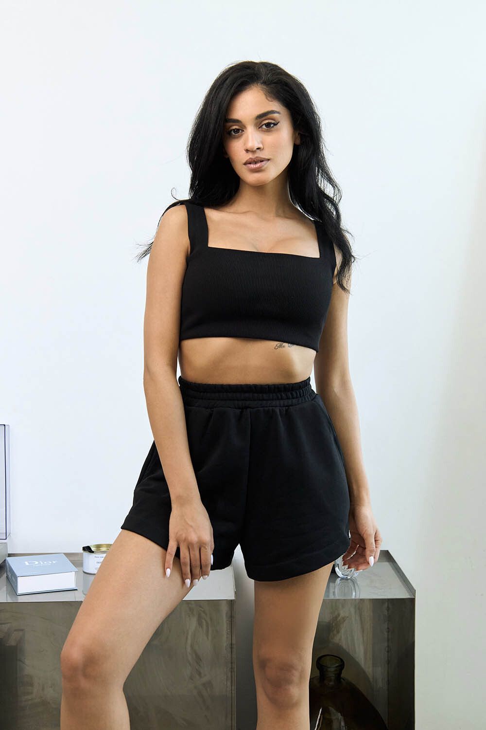 Шорты укороченные из премиум футера черного цвета