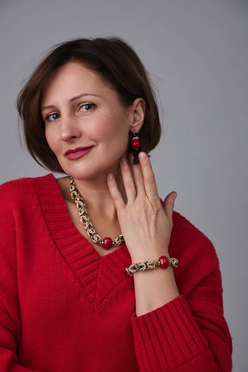 Серьги с красным плоским жемчугом на замке левербек, оттенки золото и графит