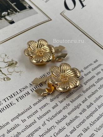Накладка на пуговицу золотистая в форме цветка с шестью лепестками
