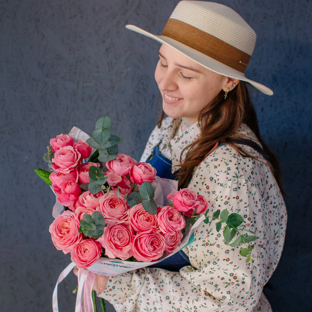 140. Вау-букет из кустовой пионовидной розы