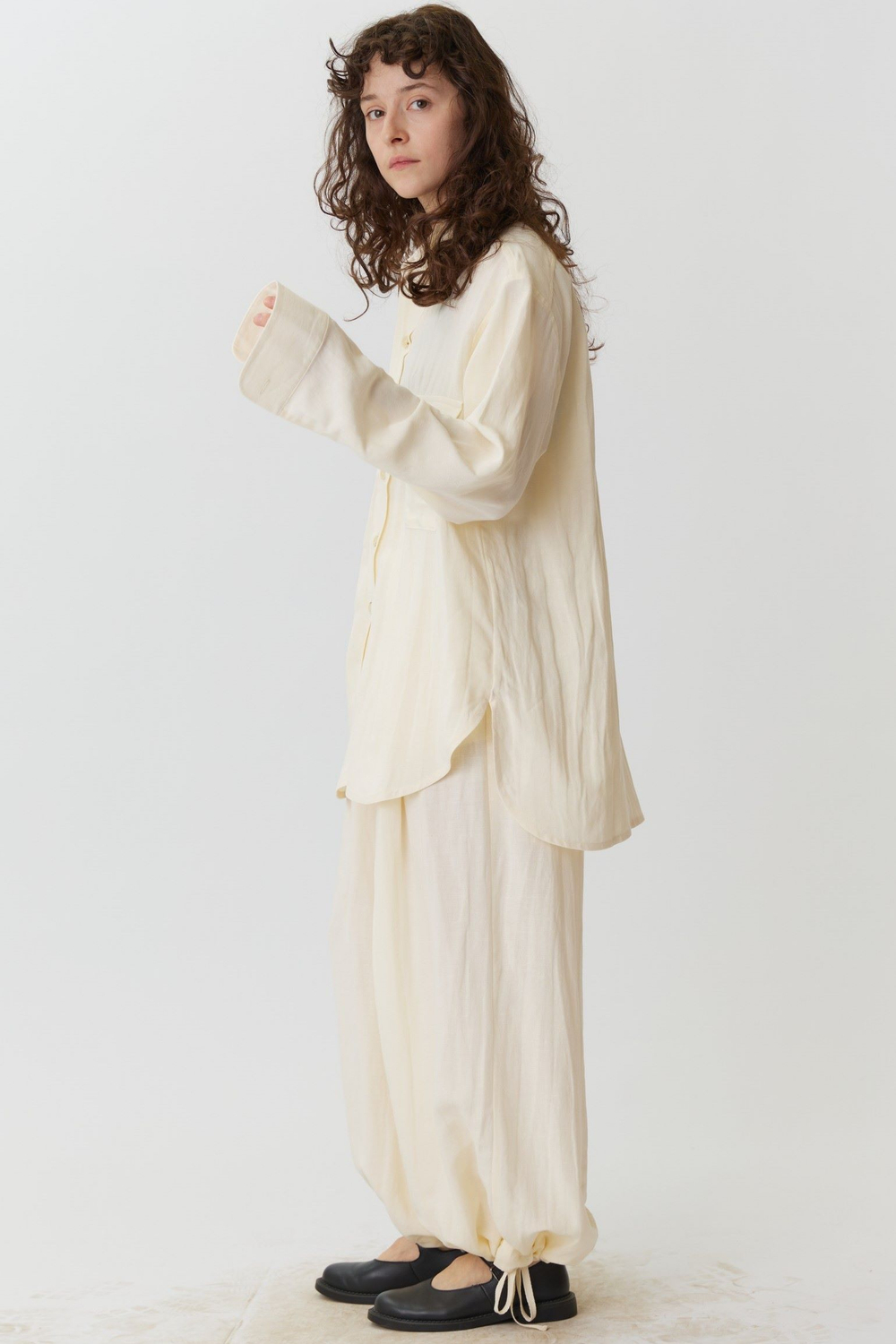 Объемная рубашка из льна молочного цвета