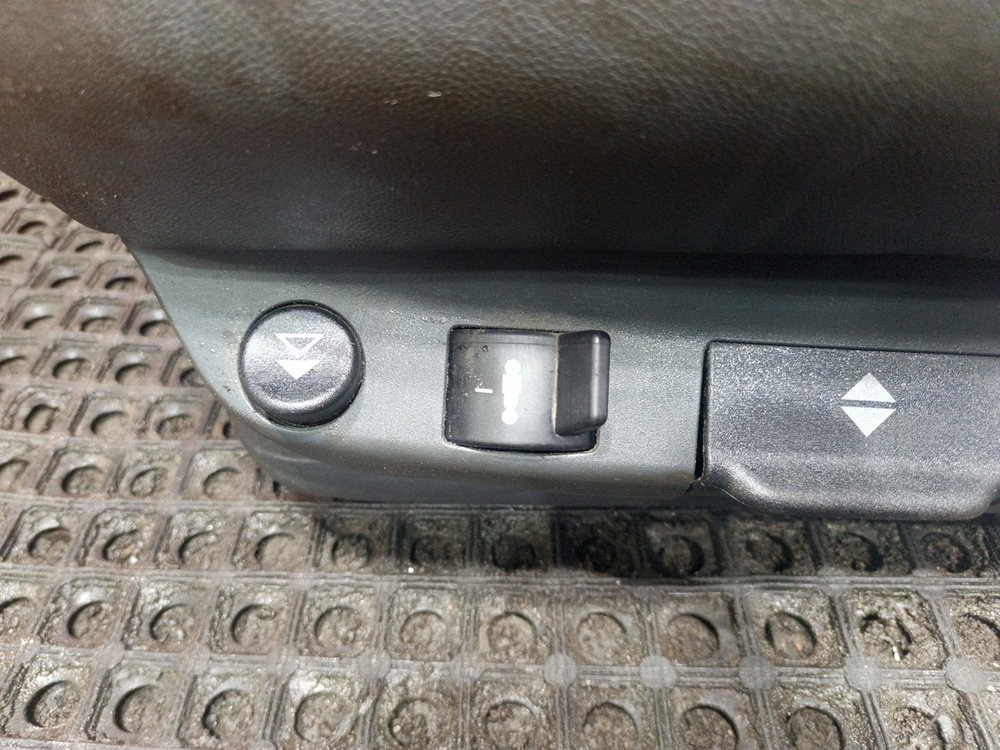 Сиденье переднее левое