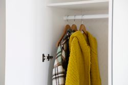 Шкаф трехдверный "Ева"  105.01 (Белое дерево/Белый матовый)