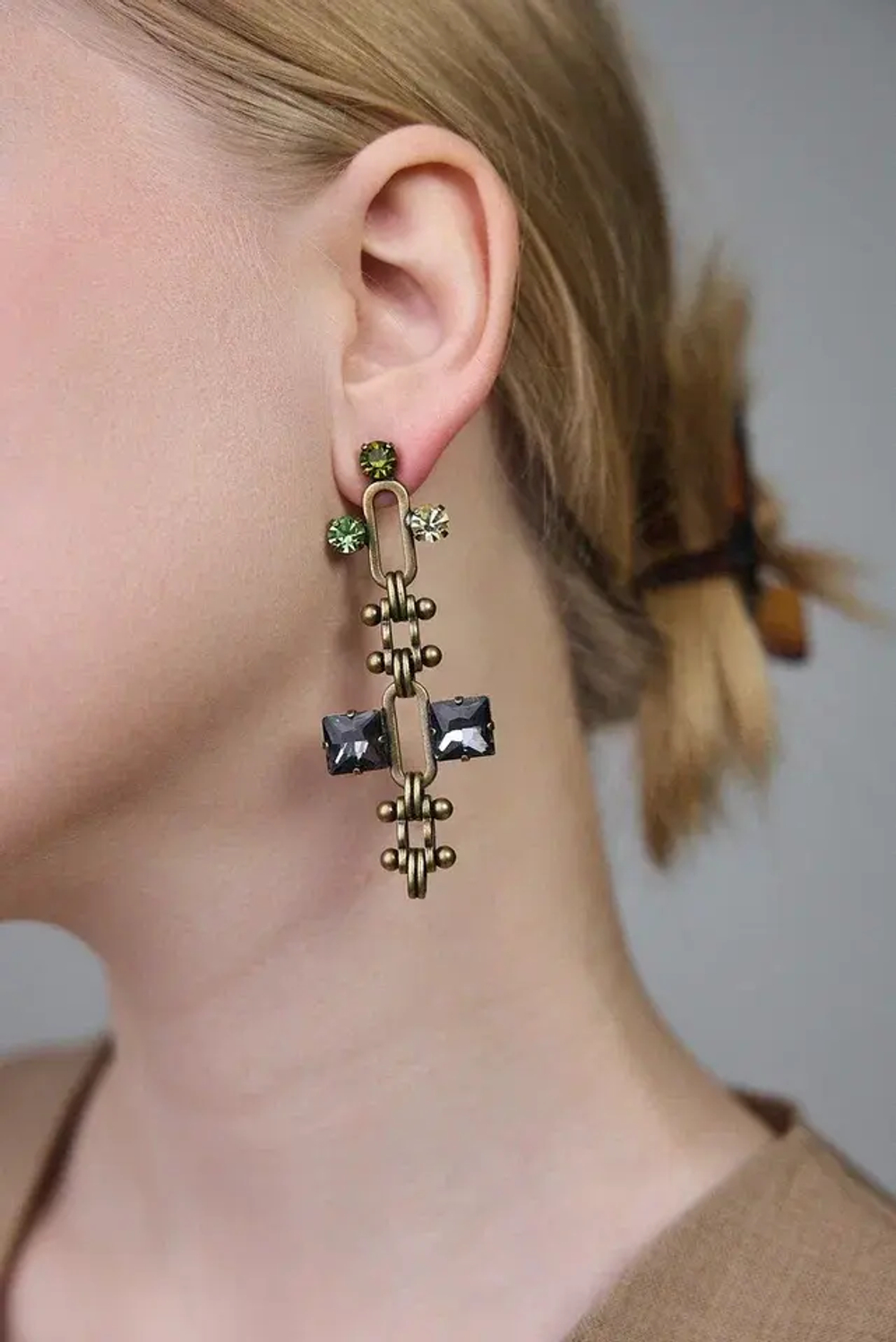 Серьги крупные геометрия с кристаллами серого, зеленого, желтого и оттенка хаки, оттенок бронза