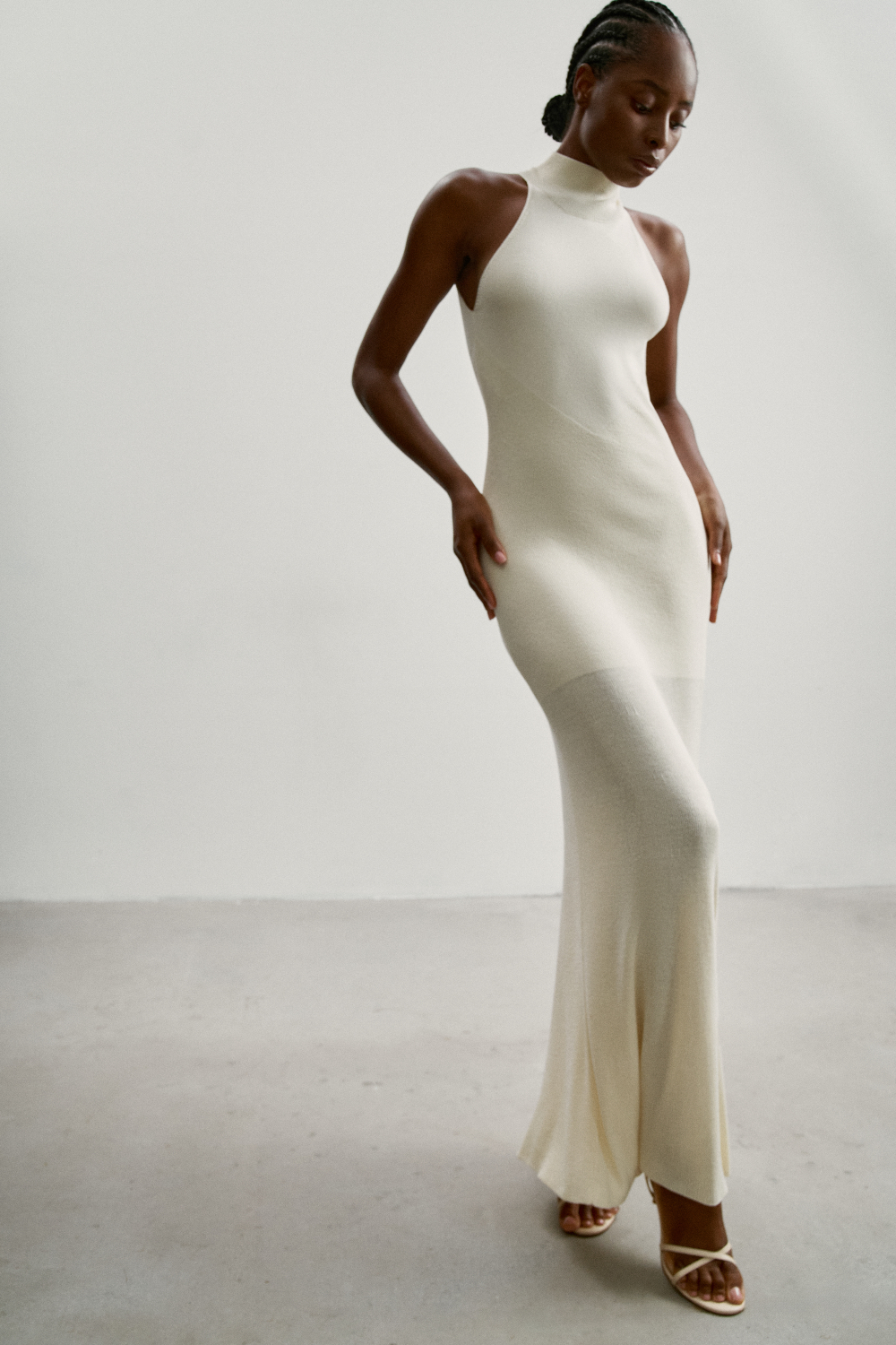 Платье ESSENTIAL с открытой спиной, молочный