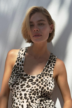 ZARA БАЗОВЫЙ ОДНОТОННЫЙ ТРИКОТАЖНЫЙ ТОП, ЛЕОПАРДОВЫЙ