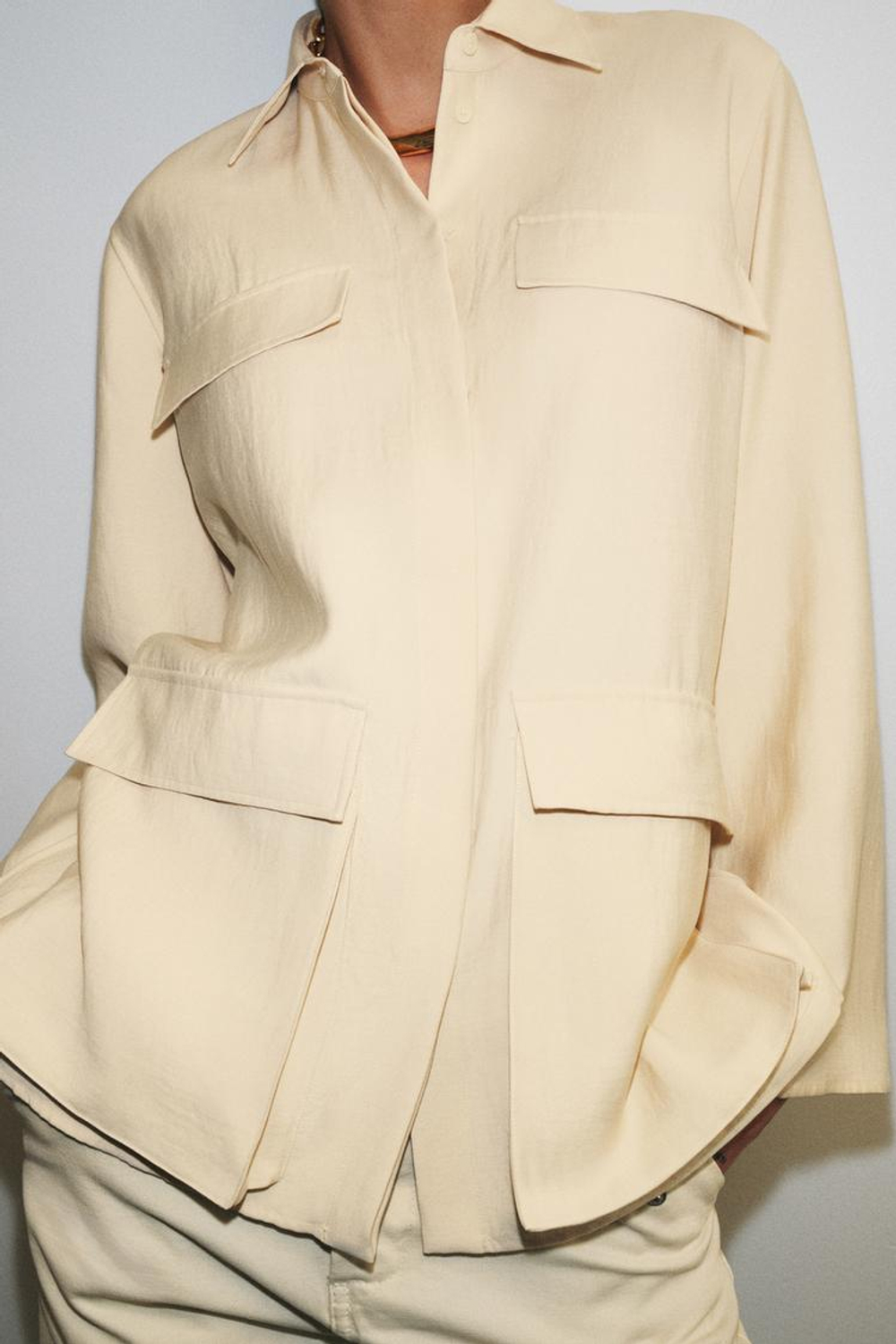 ZARA СТРУЯЩАЯСЯ РУБАШКА С КАРМАНАМИ — ZW COLLECTION, ЦВЕТ СЛОНОВОЙ КОСТИ