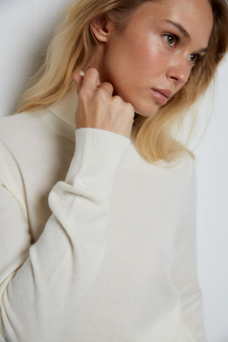 Водолазка из шерсти и кашемира молочный