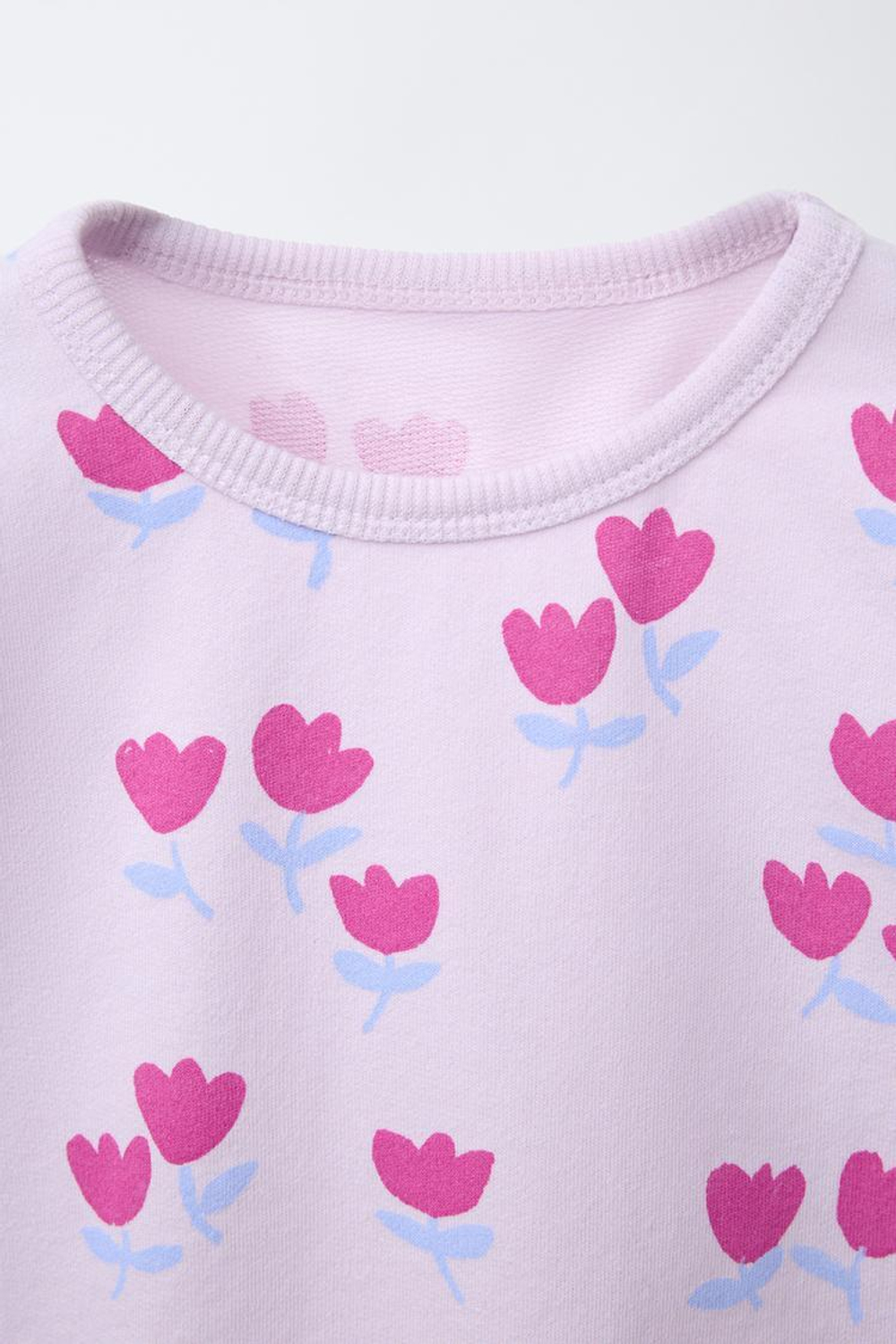 ZARA ФУТБОЛКА С ЦВЕТОЧНЫМ ПРИНТОМ, ЦВЕТ МАЛЬВЫ