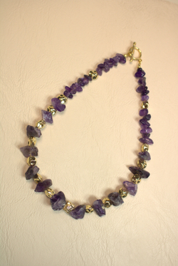 Колье-чокер из необработанного аметиста "Золотая сирень"