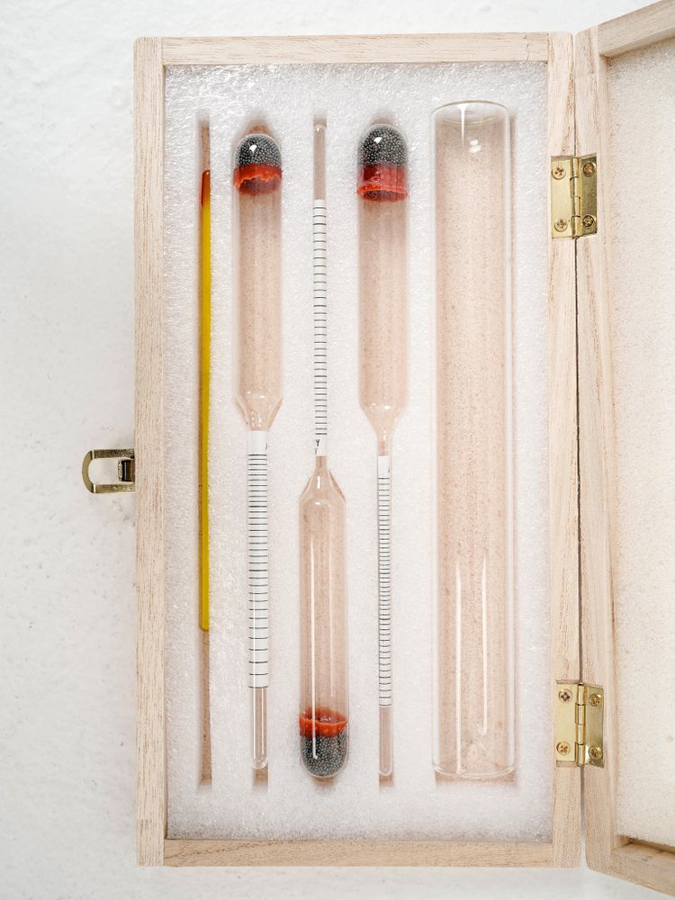 Набор из ареометров, термометра и цилиндра в деревянном футляре
