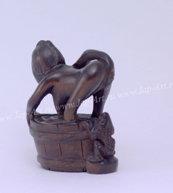 Нэцкэ Нагая красавица и лягушка (черная)