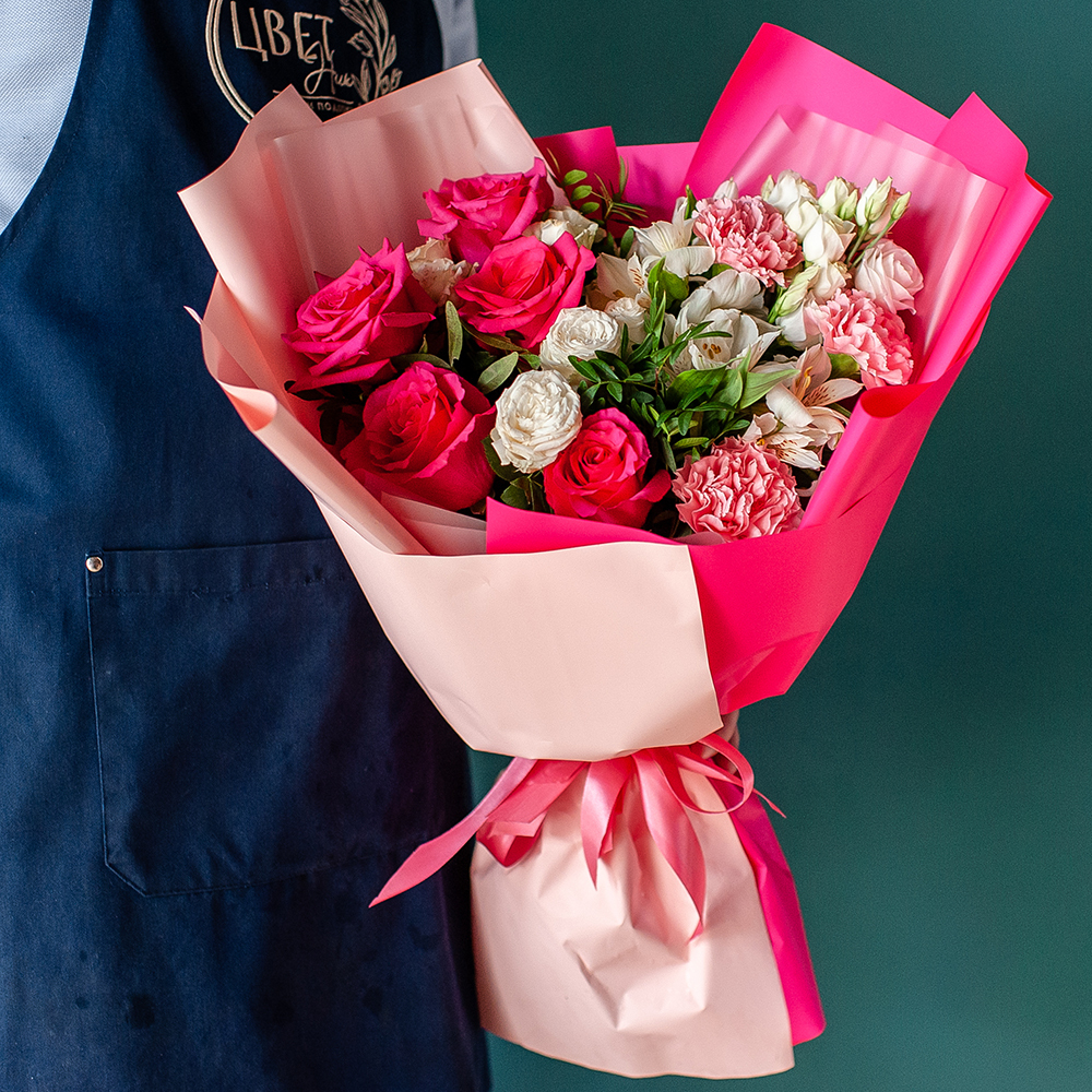 Яркий букет с малиновыми розами
