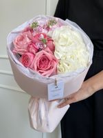 Букет из гортензии, маттиолы, одноголовой и кустовой пионовидной розы