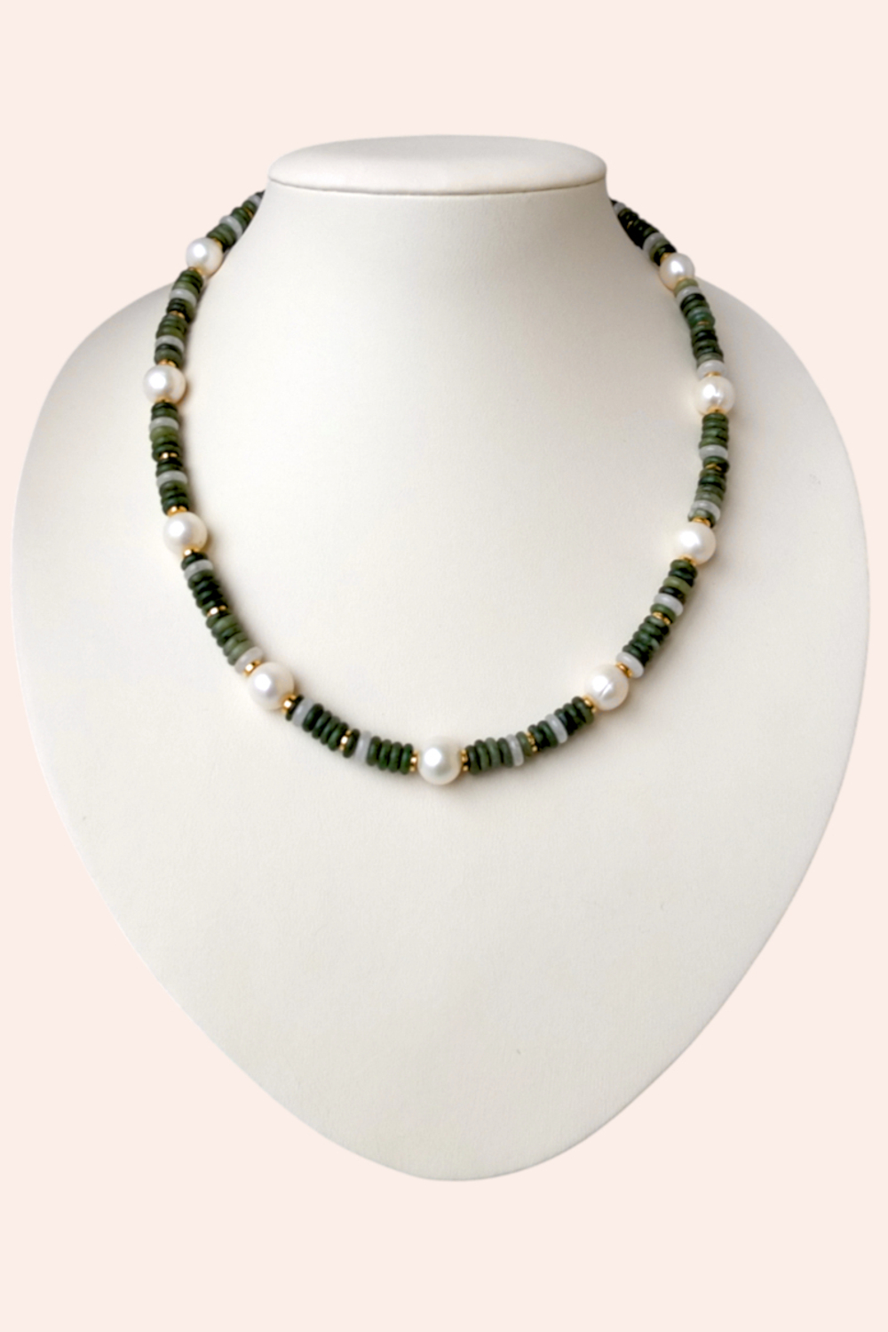Ожерелье из пресноводного жемчуга и зелёного канадского нефрита