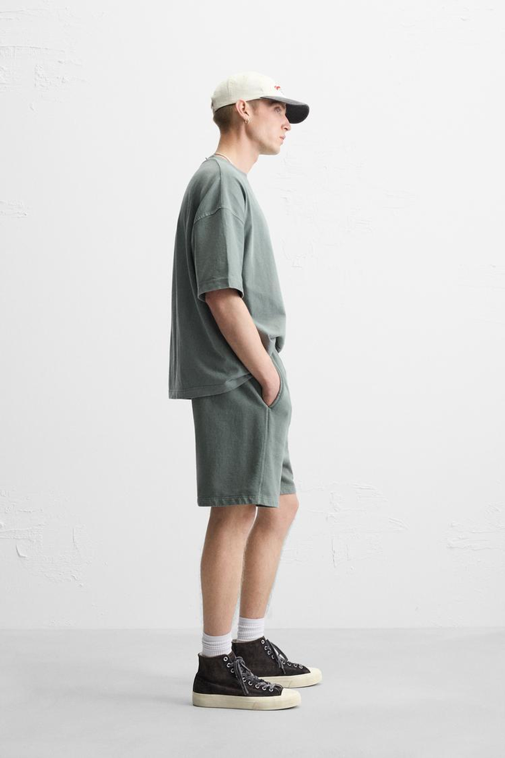 ZARA ШОРТЫ-ДЖОГГЕРЫ СВОБОДНОГО КРОЯ С ЭФФЕКТОМ ПОТЕРТОСТИ, ЛИНЯЛЫЙ ЗЕЛЕНЫЙ