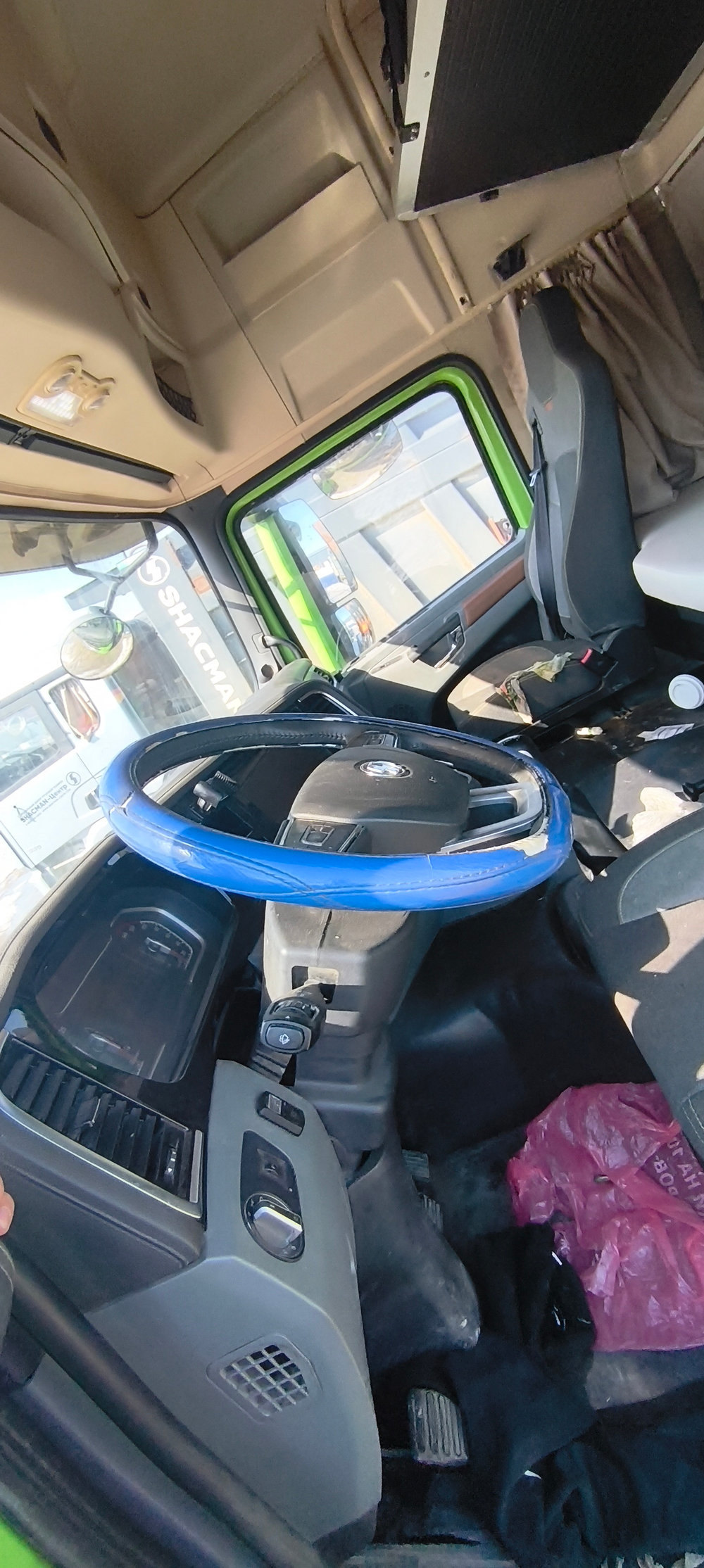 Shacman (Shaanxi) SX* 6x4 Седельный тягач SX42584W324C (Дизельный, 10,8 л, 441 л.с., МТ)